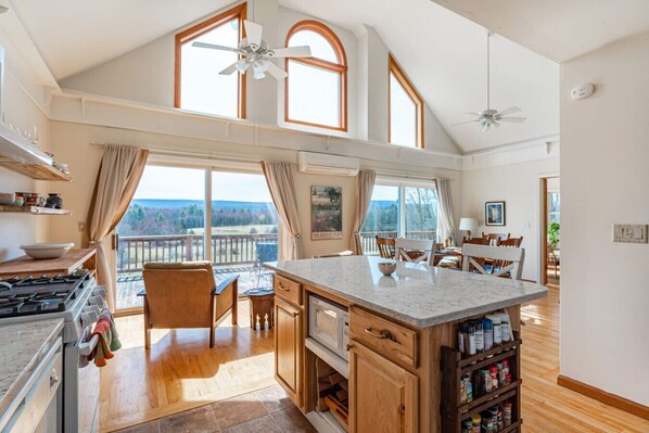 ثلاجة، ميكروويف، فرن، موقد طهي مسطح