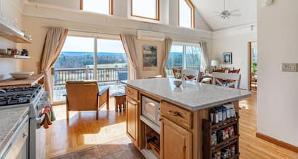 Serene & Bright: Minnewaska Mtn Views ~ Deck ~BBQ