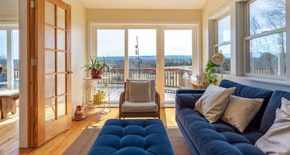 Serene & Bright: Minnewaska Mtn Views ~ Deck ~BBQ