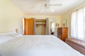 3 habitaciones, escritorio, tabla de planchar con plancha y wifi
