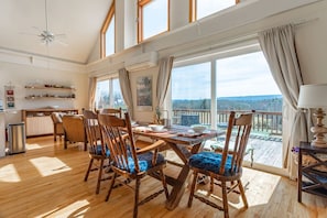 TV, fireplace, stereo - Serene & Bright: Minnewaska Mtn Views ~ Deck ~BBQ (Kerhonkson)