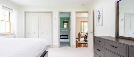 4 habitaciones, escritorio y tabla de planchar con plancha