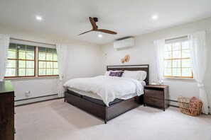 4 habitaciones, escritorio y tabla de planchar con plancha 