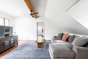 TV, fireplace, stereo