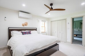Room - Spacious Fam Retreat: Hot Tub, Fire Pit, BBQ (Saugerties)