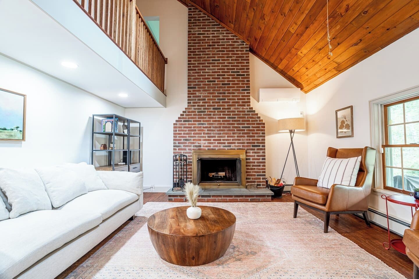 Een televisie, een open haard en een stereo