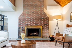 Fernseher, Kamin, Stereoanlage