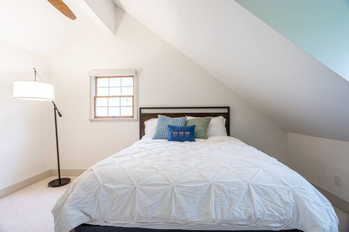 Spacious Fam Retreat - Hot Tub, Fire Pit, BBQ
