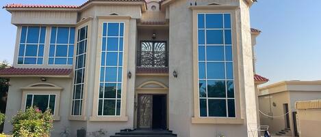 المنشأة من الخارج