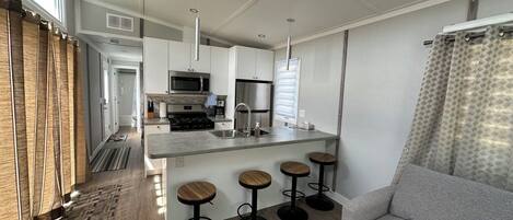 Kjøleskap, mikrobølgeovn, ovn og kokeplater