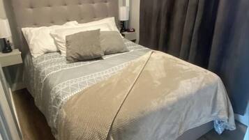 2 chambres, fer et planche à repasser, lit de bébé portatif