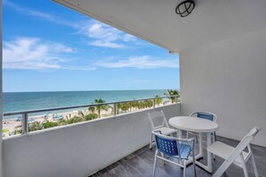 Outdoor dining - Beachfront Balcony Room (Fort Lauderdale)