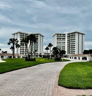 Exterior - Stunning, resort like, Longboat Key, 2-bedroom condo on Gulf beach, near stores! (Longboat Key)