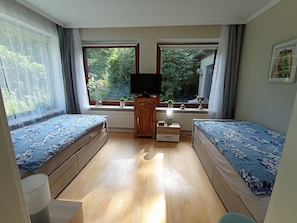 2 bedrooms, in-room safe, iron/ironing board, free WiFi
