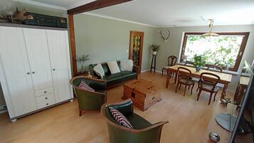 Smart TV, DVD player, livros, aparelho de som