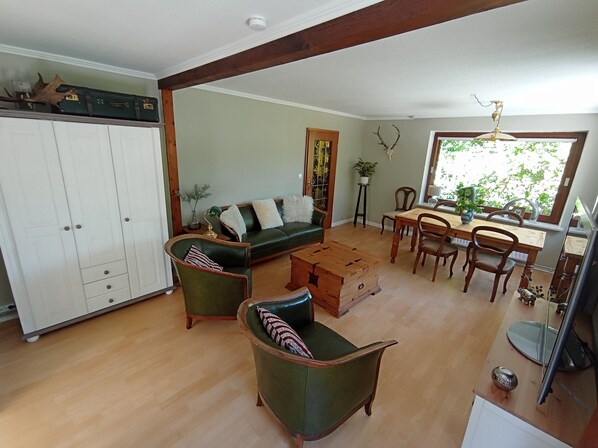 Smart TV, DVD player, books, stereo