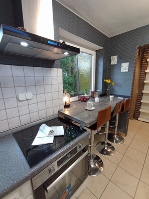 ثلاجة، ميكروويف، فرن، موقد طهي مسطح