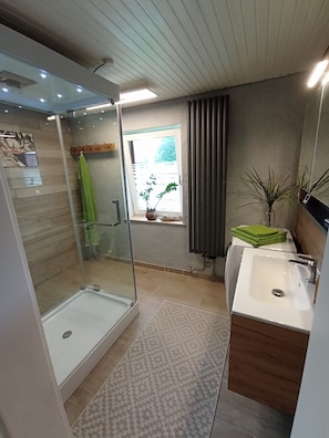 Shower, hair dryer, towels, soap - Vacation home Bungalow 4Rest near Hamburg quiet WaldIdylle Harburger Berge Wildpark (Rosengarten)