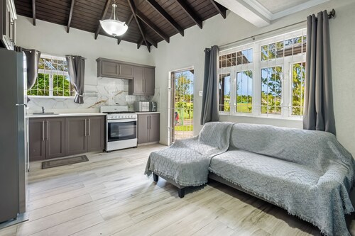 Serene Escape - Central & Modern with AC