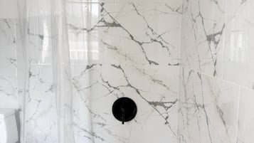 Haartrockner, Bidet, Seife, Shampoo