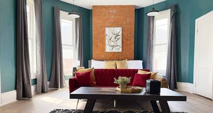 Chandler F - KING 1BD/1BA Apt near Downtown