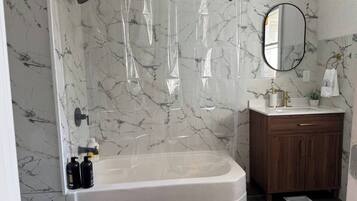 Secadora de cabello, bidet, jabón, shampoo