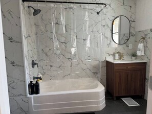 Secador de cabelo, bidê, sabonete, shampoo