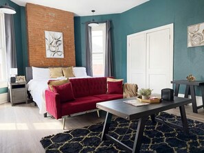 Desk, iron/ironing board, WiFi, bed sheets