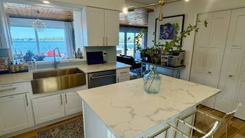 KylskÄp, mikrovÄgsugn, ugn och spishÀll