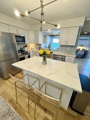 Réfrigérateur, four à micro-ondes, un four, surface de cuisson