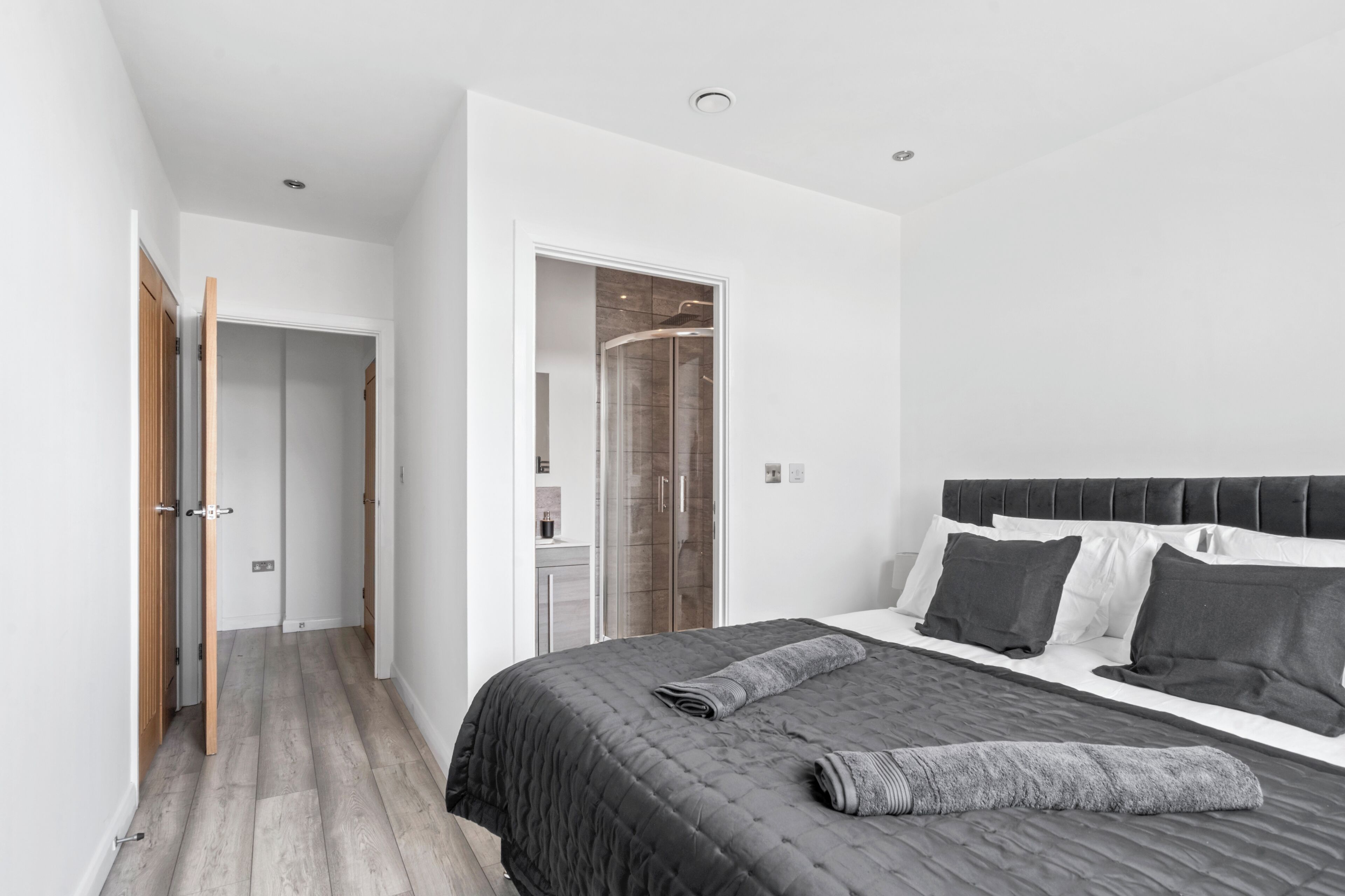 2 chambres, fer et planche à repasser, Wi-Fi, draps fournis