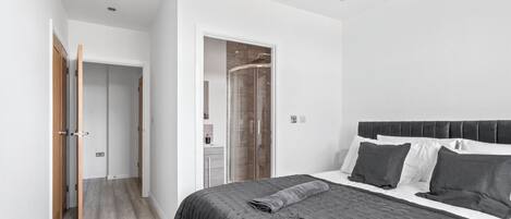 2 chambres, fer et planche à repasser, Wi-Fi, draps fournis