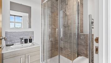 Dusj, hårføner, håndklær og såpe