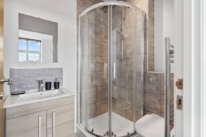 Douche, séchoir à cheveux, serviettes fournies, savon