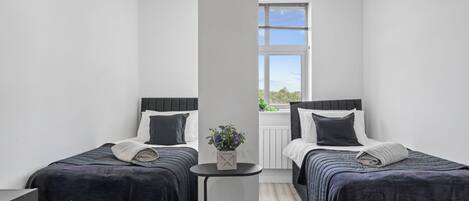 2 habitaciones, tabla de planchar con plancha, wifi y ropa de cama