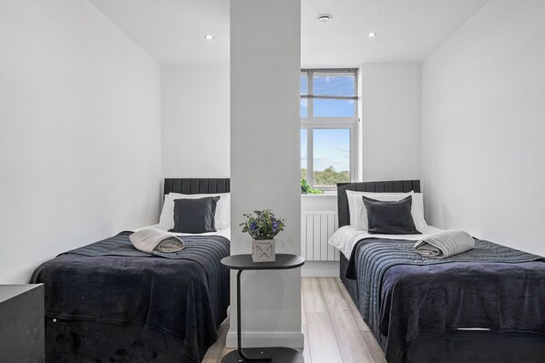 2 habitaciones, tabla de planchar con plancha, wifi y ropa de cama