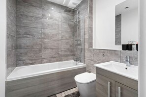 Douche, sèche-cheveux, serviettes fournies, savon