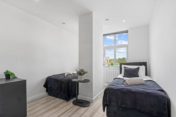 2 habitaciones, tabla de planchar con plancha, wifi y ropa de cama 