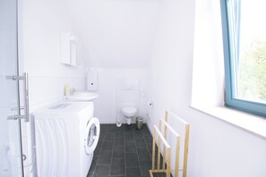 Dusche, Haartrockner, Handtücher, Toilettenpapier