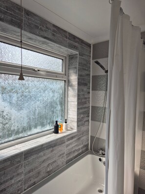 House, 4 Bedrooms, City View | Bathroom - Spacious Large 4BR Home Train Station University (Northampton)