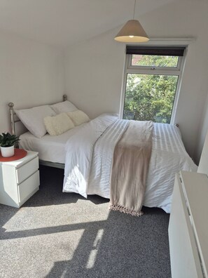 4 bedrooms - Spacious Large 4BR Home Train Station University (Northampton)