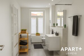 Secador de pelo, toallas, jabón, papel higiénico