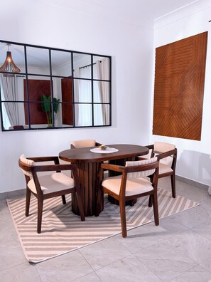 Familienapartment, Balkon, Stadtblick | Wohnbereich
