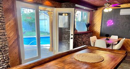3 bedroom house with a pool and gathering area
