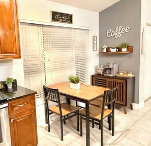 Dining - Disney Getaway Oasis with Nature, Fire Pit & BBQ. Family-Friendly Retreat (Davenport)