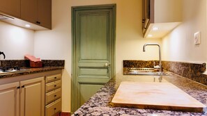 Fridge, oven, stovetop, coffee/tea maker