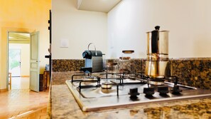 Fridge, oven, stovetop, coffee/tea maker