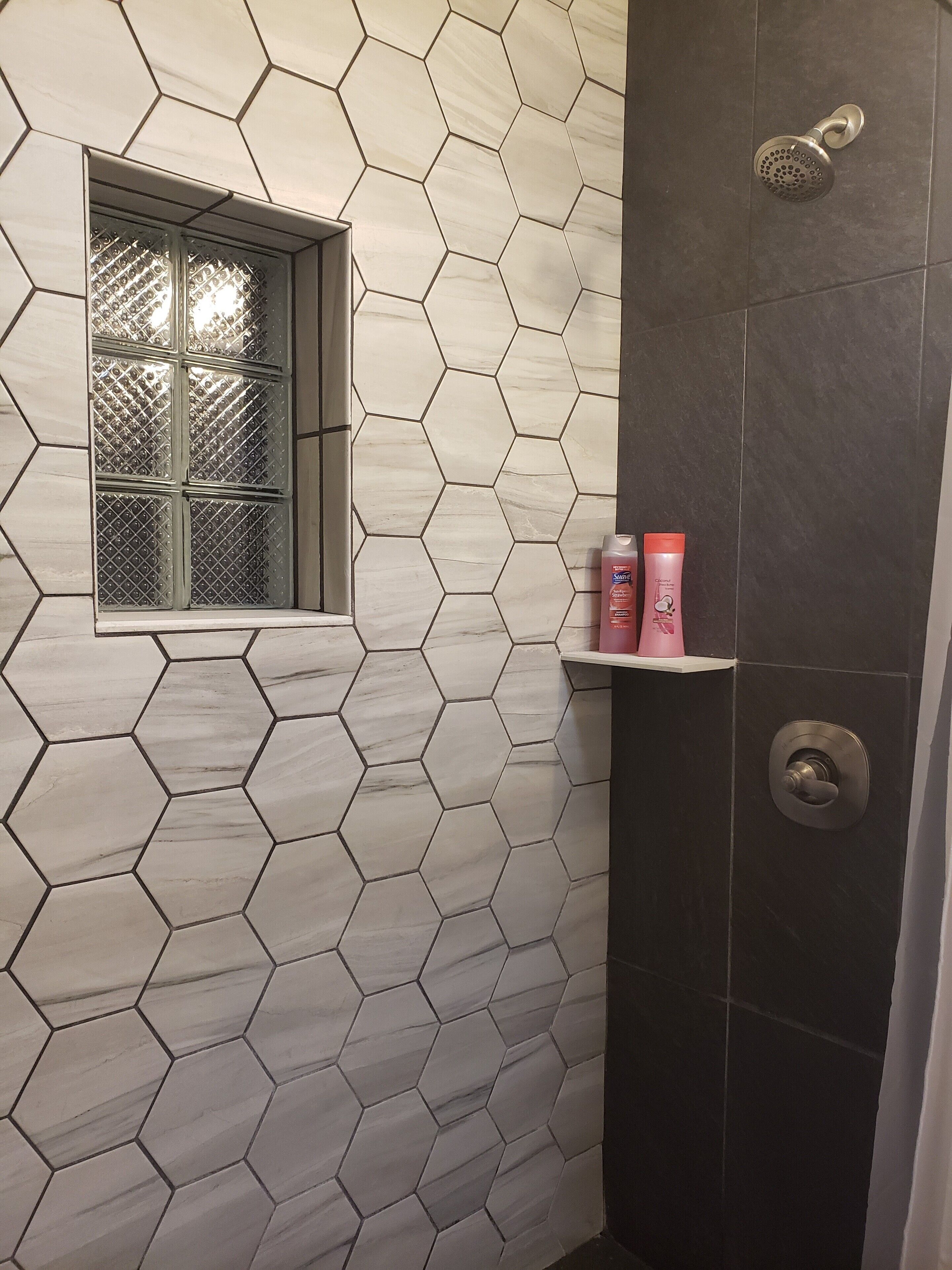 Dusche, Haartrockner, Handtücher, Toilettenpapier