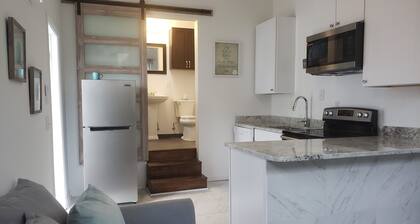 Cozy newly remodeled studio just steps from beach