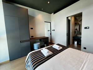 1 chambre, coffre-fort, fer et planche à repasser